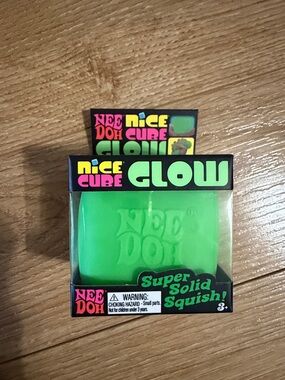 NeeDoh Nice Cube Glow Super Solid Squish - Green
